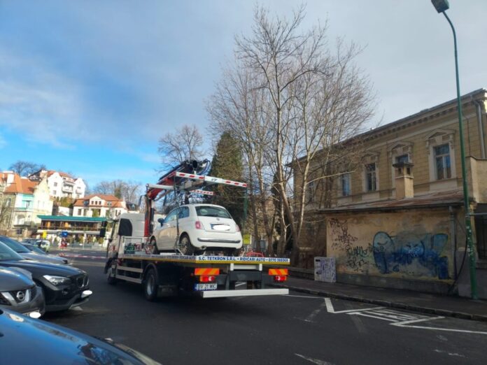 Brașov: 500 de autoturisme au fost ridicate de pe domeniul public pentru că puneau în pericol siguranța pietonilor și a celorlalți șoferi