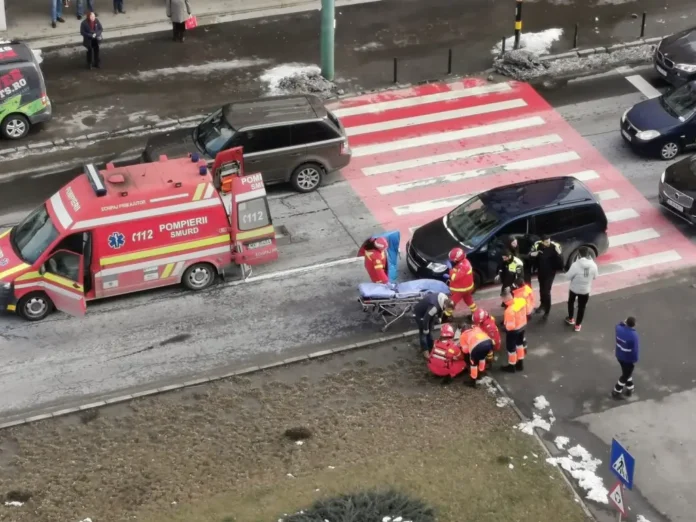 O femeie a fost lovită de o mașină pe trecere de pietoni, la Făget, în Brașov