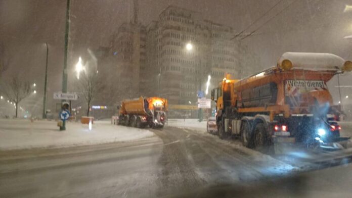 65 de utilaje curăță zăpada pe străzile Brașovului și Poienii Brașov