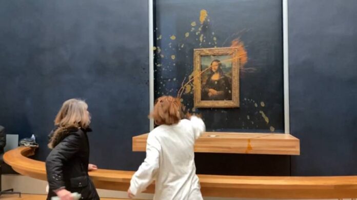 Două activiste au aruncat cu supă pe pictura Mona Lisa de la Luvru
