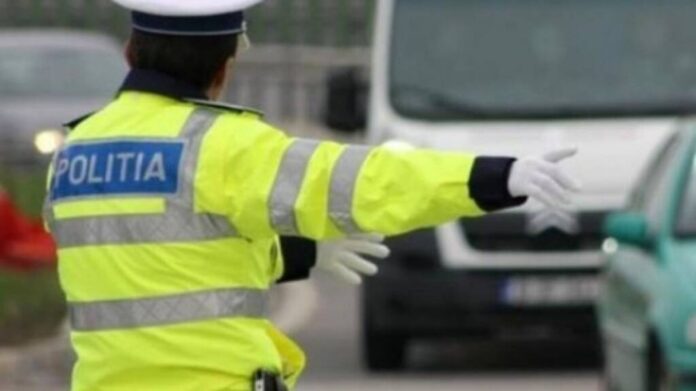 Șoferi fără permise, unul conducea un motocilu neînmatriculat, celălalt un autovehicul, depistați în județul Brașov