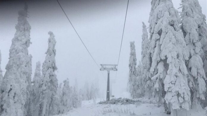 Telescaunul Ruia din Poiana Brașov a fost oprit din cauza vântului