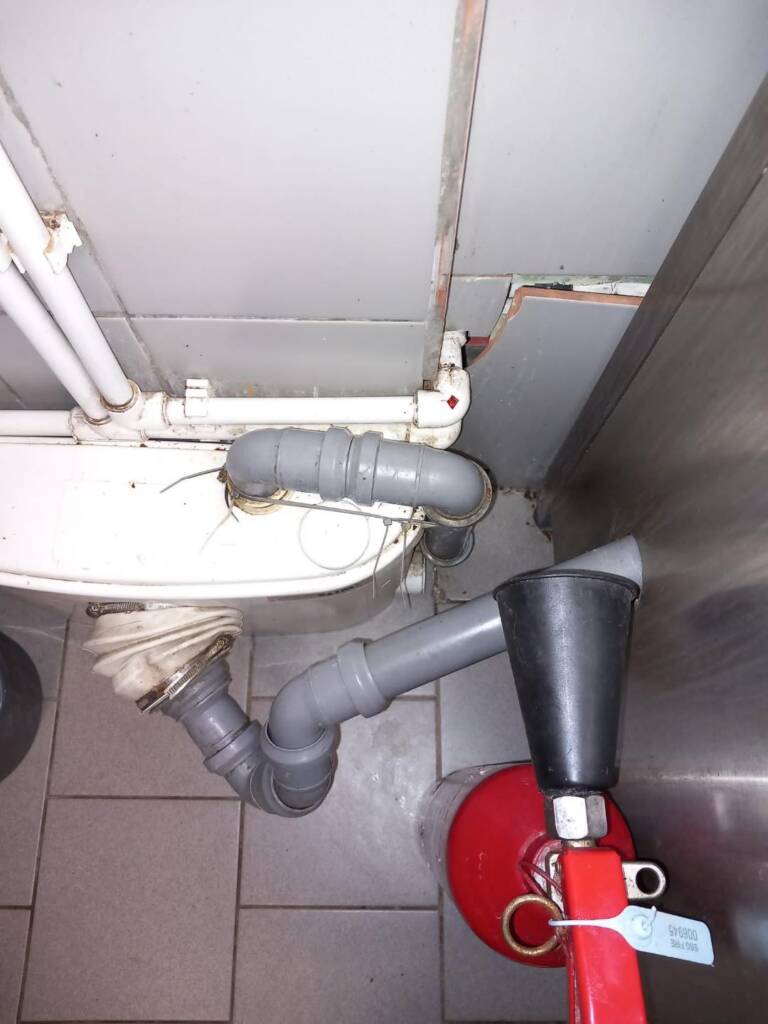 Un magazin MEGA IMAGE din Zărnești, amendat și închis temporar de Protecția Consumatorilor