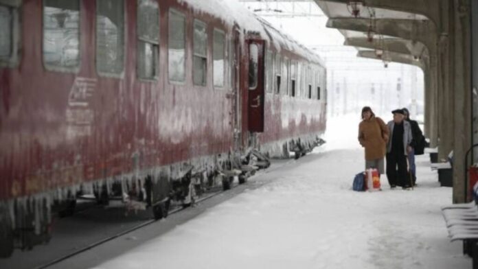 Gerul a dat peste cap orarul trenurilor în Gara BrașovGerul a dat peste cap orarul trenurilor în Gara Brașov