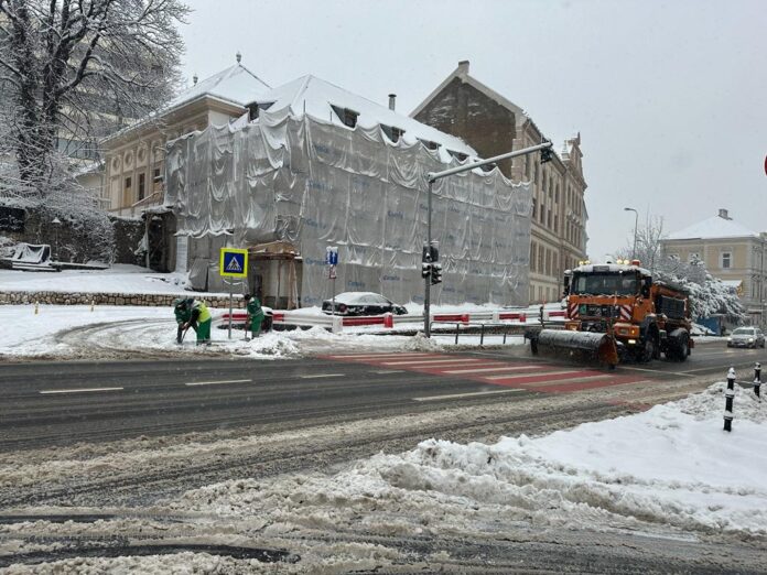 Brașovul a fost acoperit de ninsoare