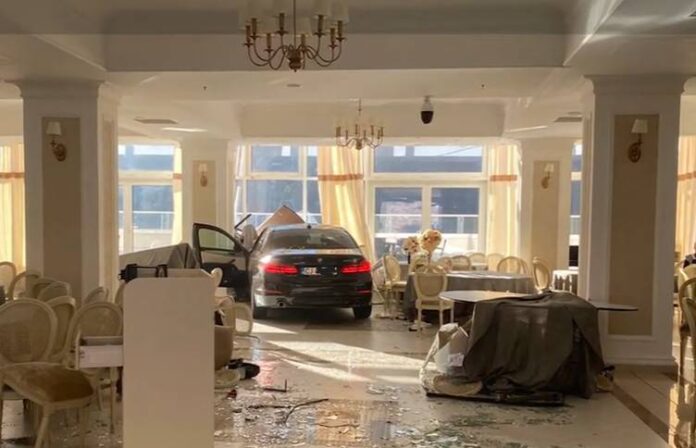 Un șofer în vârstă de 48 de ani a intrat cu mașina în restaurantul unui hotel