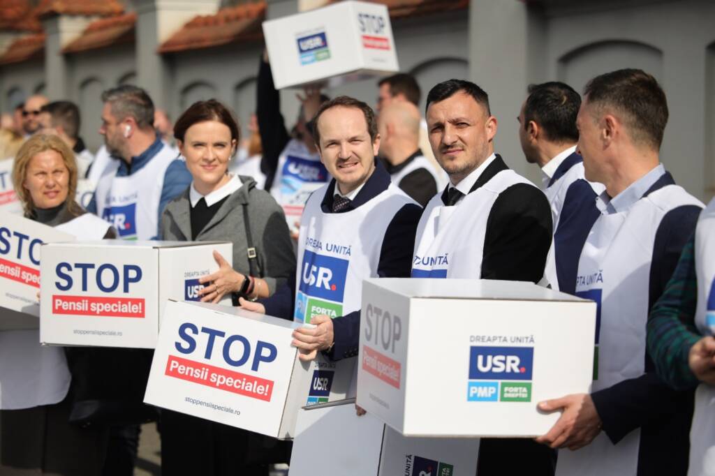 Liderii Dreapta Unită au depus la Cotroceni solicitarea oficială prin care îi cer președintelui Iohannis să convoace referendum pentru eliminarea pensiilor speciale