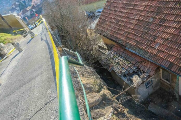 FOTO: Alunecare de teren pe str. Traian Moșoiu din Brașov