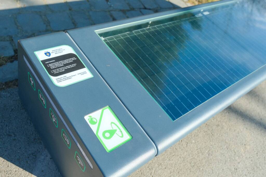 Bănci inteligente cu panouri fotovoltaice, montate în Brașov