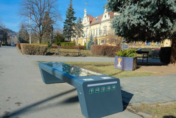 Bănci inteligente cu panouri fotovoltaice, montate în Brașov