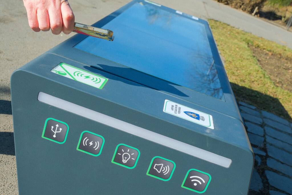 Bănci inteligente cu panouri fotovoltaice, montate în Brașov