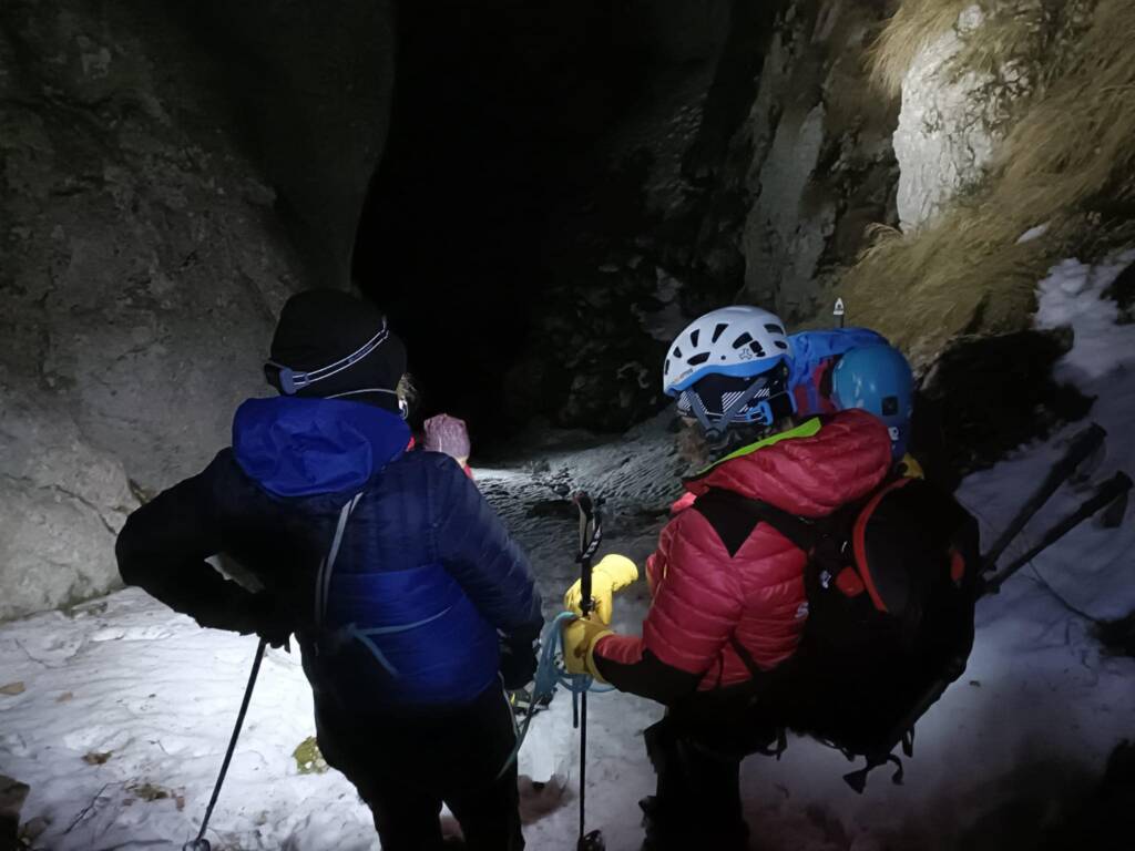 O turistă din Cehia care a ajuns la aproape 2000 de metri fără echipament de iarnă, salvată de salvamontiștii din Zărnești