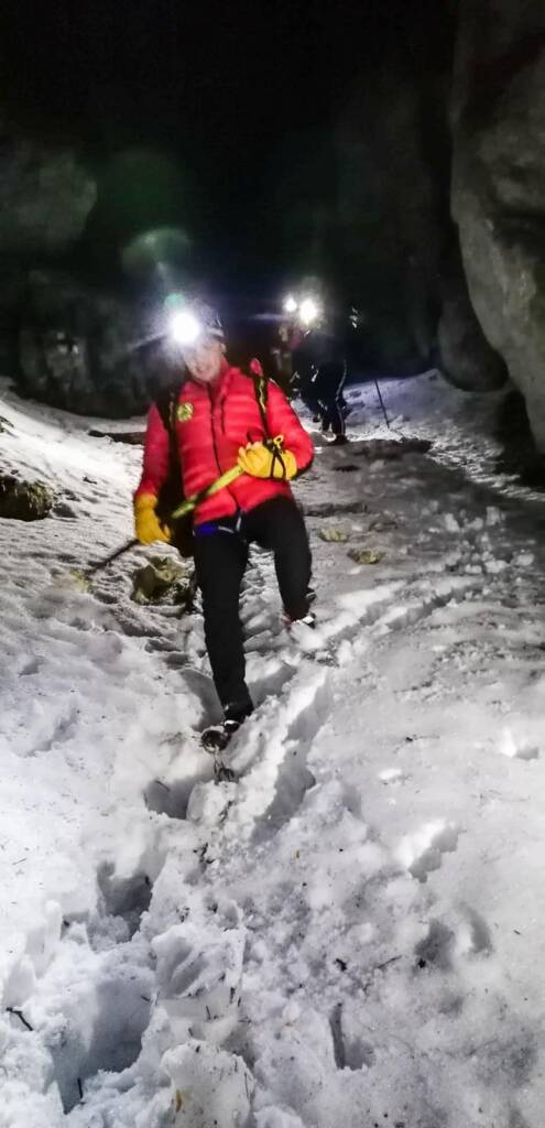 O turistă din Cehia care a ajuns la aproape 2000 de metri fără echipament de iarnă, salvată de salvamontiștii din Zărnești