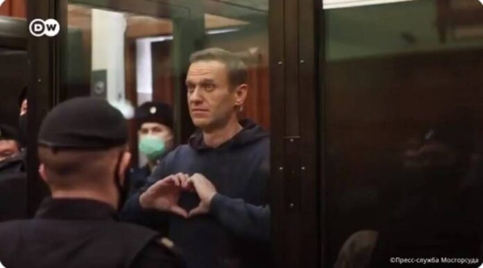 Navalnîi ar fi murit în urma unui ”pumn în inimă”.