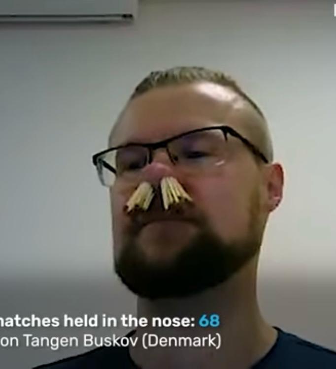 Un bărbat danez și-a îndesat 68 de chibrituri în nas pentru a stabili un record mondial