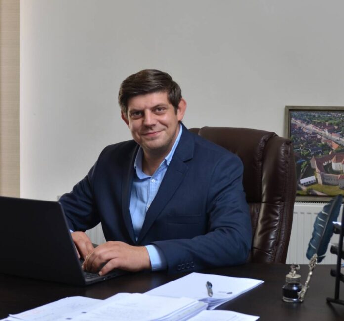 Primarul Marian Arhire extinde rețeaua de iluminat public pe 46 de străzi din comuna Sânpetru