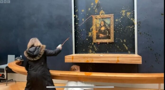 Protest surprinzător la Louvre: Activiste de mediu au aruncat cu supă în Mona Lisa