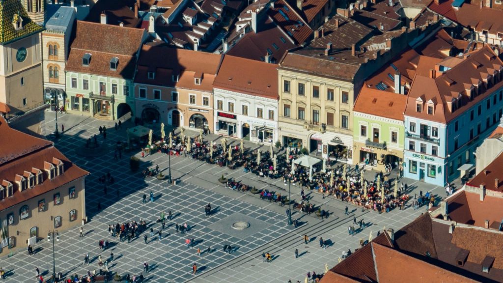 Terasele din Brașov se deschid din 1 martie. Primarul Allen Coliban: "Vă așteptăm pe toți cu drag să vă bucurați de primăvară brașoveană!”