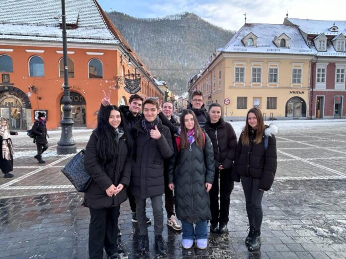 Liceenii brașoveni, care organizează Brașov Model United Nations 2024, au nevoie de ajutorul comunității