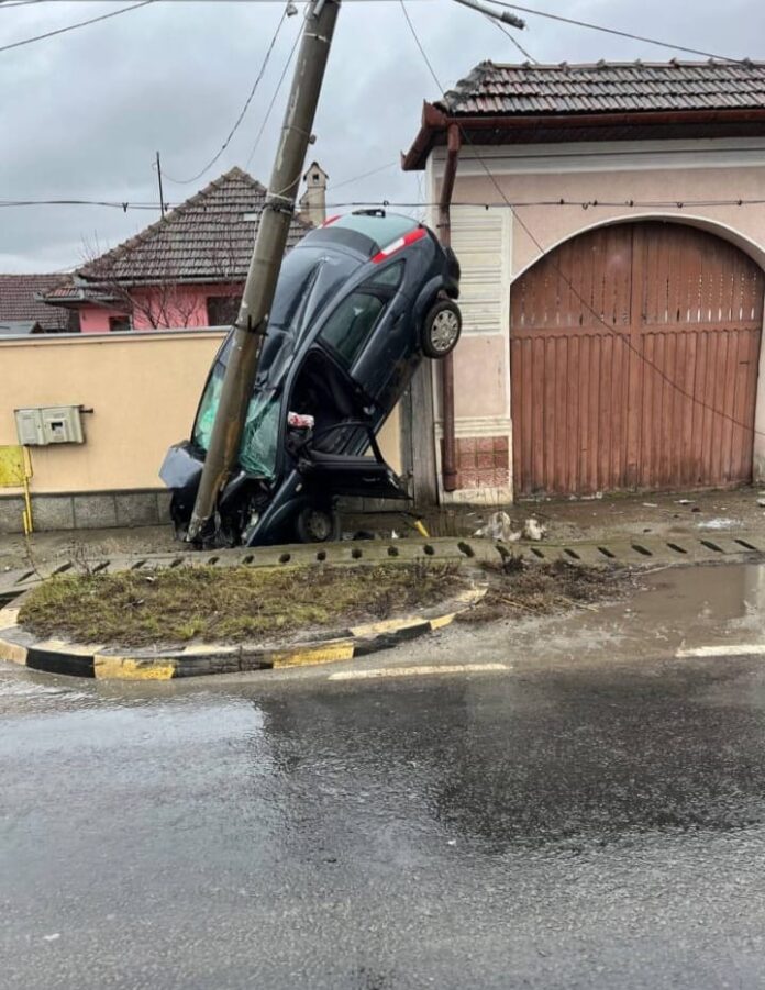 Un șofer a pierdut controlul volanului și a intrat într-un stâlp, pe DN1, în zona localității Beclean