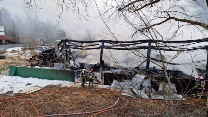 VIDEO: Incendiu la o hală de depozitare de materiale plastice, la ieșire din Predeal spre Pârâul Rece