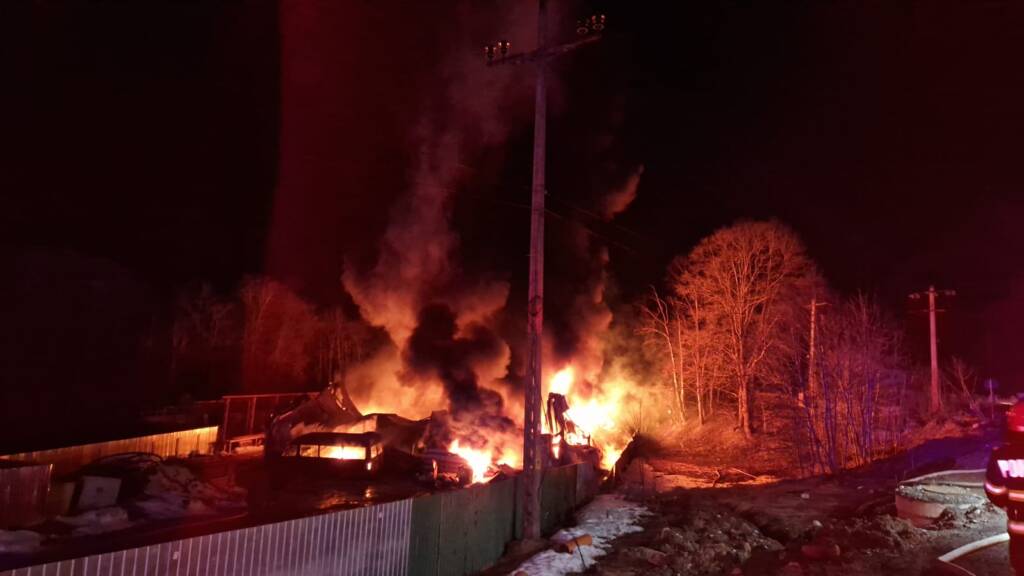 VIDEO: Incendiu la o hală de depozitare de materiale plastice, la ieșire din Predeal spre Pârâul Rece