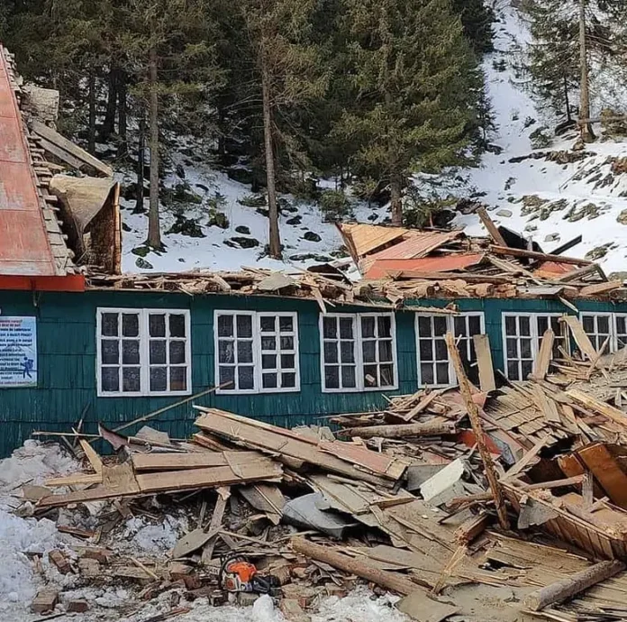Una dintre cele mai vechi cabane din judeţul Braşov a fost demolată