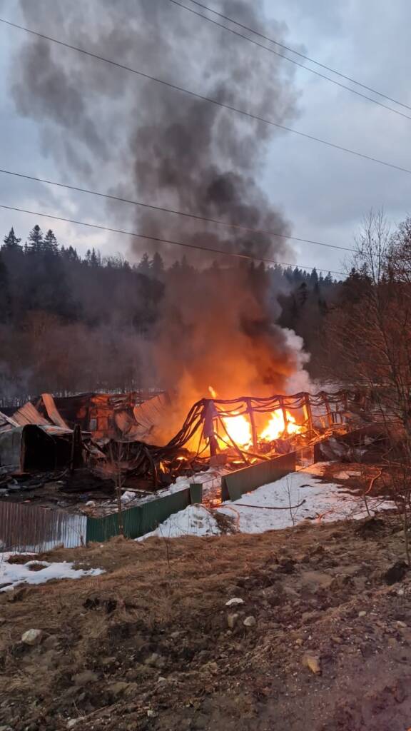 VIDEO: Incendiu la o hală de depozitare de materiale plastice, la ieșire din Predeal spre Pârâul Rece