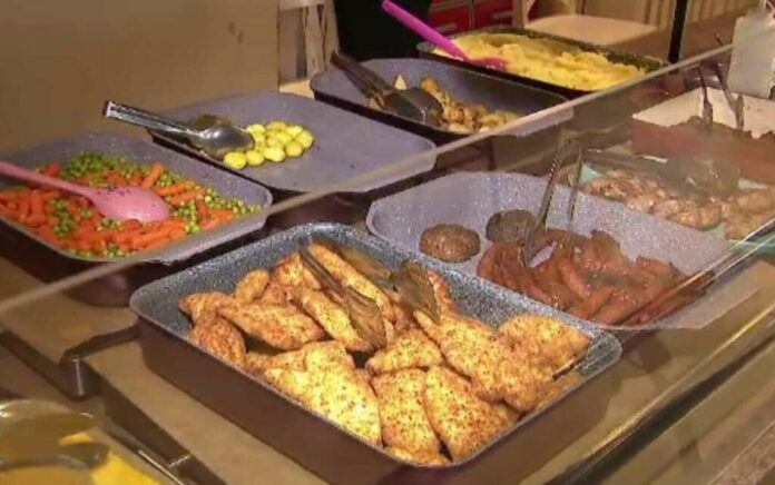 Magazinele și restaurantele vor fi obligate să reducă preţul alimentelor înainte de data expirării