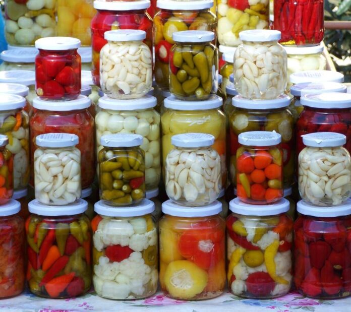În oțet sau în saramură? Cum alegi cele mai bune murături?