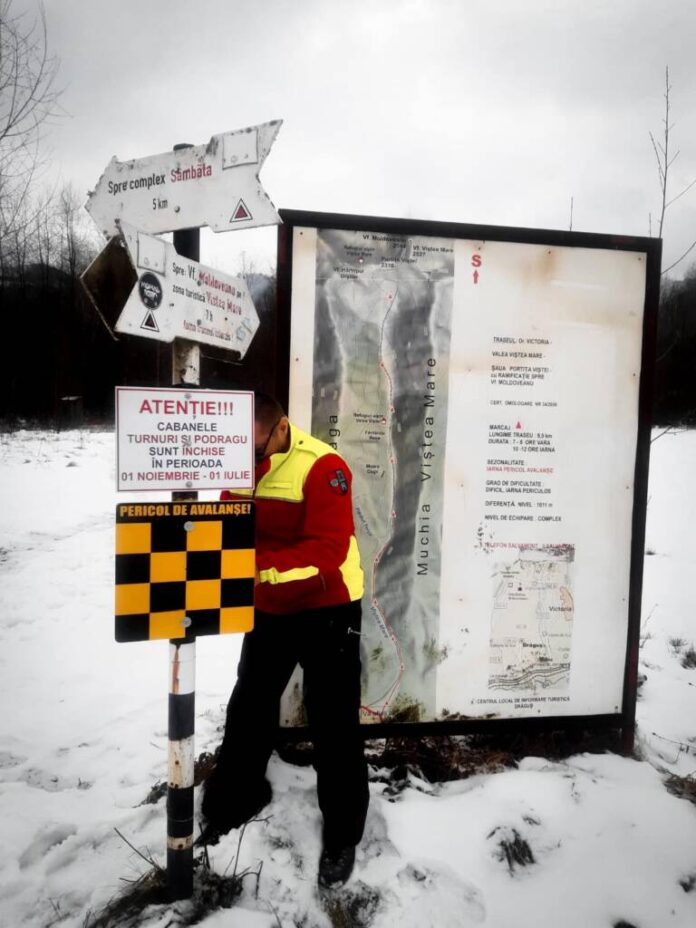 Risc însemnat de avalanşă. În Braşov, salvamontiştii au montat indicatoare de avertizare