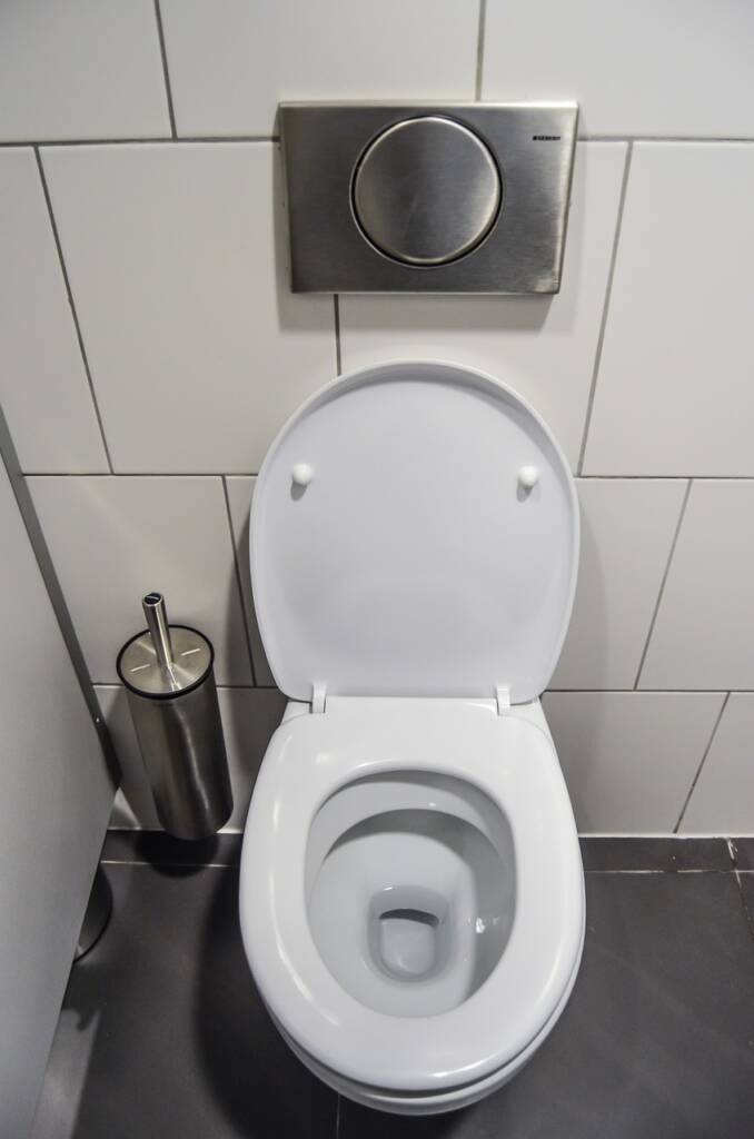 Ghid pentru amenajare eficientă: Trucuri și idei pentru a valorifica spațiul într-o baie mică