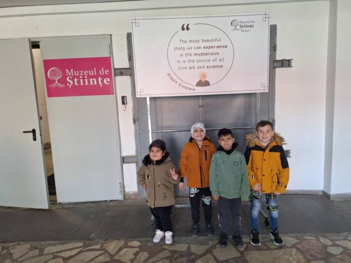 Muzeul Interactiv de Științe Brașov sprijină Magazinul Clasei de la școala din Budila și oferă lunar 15 bilete de acces gratuit la muzeu