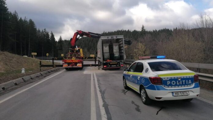 Trafic rutier blocat pe DN1, între Predeal și Brașov, din cauza unui autocamion care și-a pierdut încărcătura
