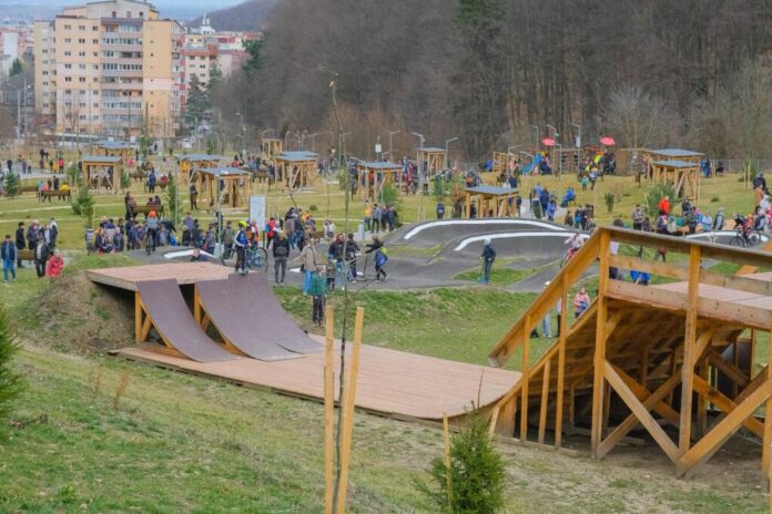 Parcul de „La Iepure”, recent inaugurat, are nevoie de reparații