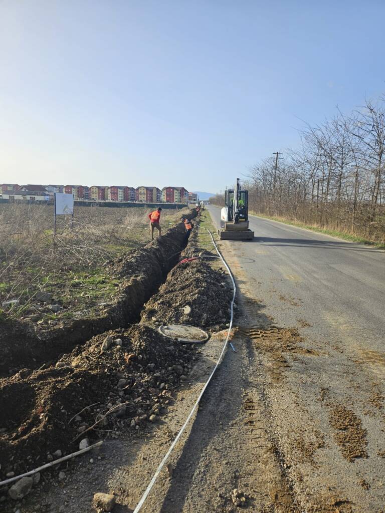 Fapte, nu vorbe: la Sânpetru au început lucrările de extindere a rețelei de iluminat public, chiar înainte de termenul prevăzut inițial