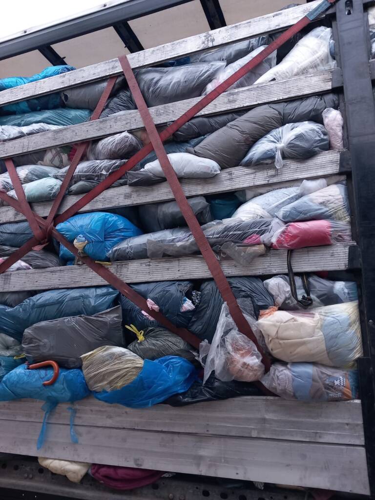O societate din Săcele vindea deșeuri ca haine second hand