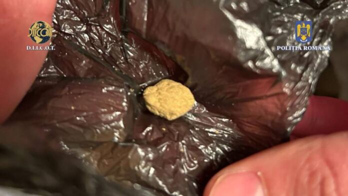 Persoane cercetate pentru trafic de droguri după ce au intermediat și vândut canabis și MDMA unor consumatori din județul Brașov