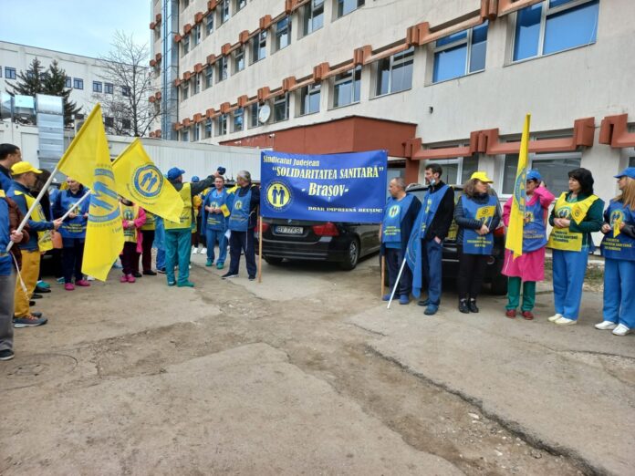 Protest al angajaților din Sănătate, la Brașov