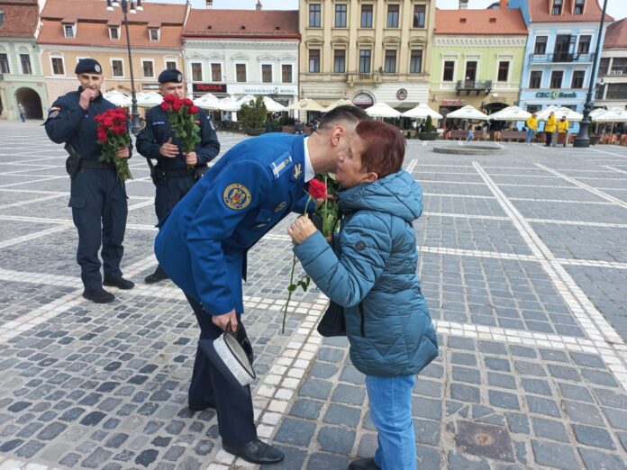Polițiști, jandarmi și pompieri au oferit flori doamnelor și domnișoarelor, de 8 Martie, în Piața Sfatului