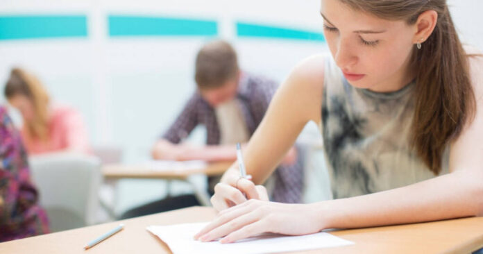 Rezultate simulare: Aproape 40% dintre elevii de clasa a XII-a nu ar lua Bacul