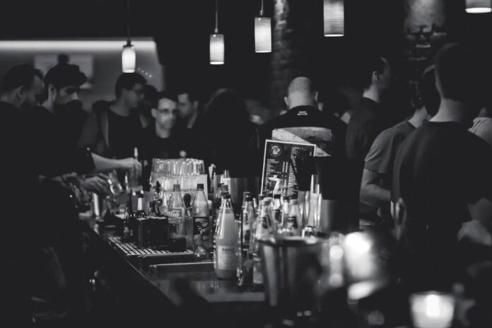 Polițiștii locali au vizitat cluburile și barurile din Brașov: Doi agenți economici, amendați pentru că funcționau fără autorizație