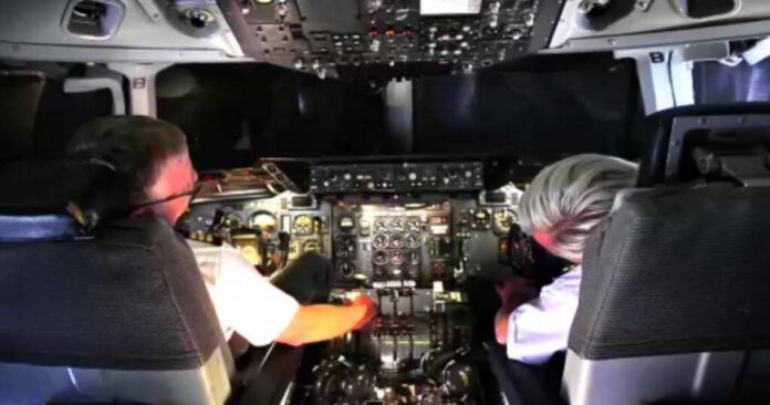 Un avion a deviat de la rută după ce ambii piloți au adormit