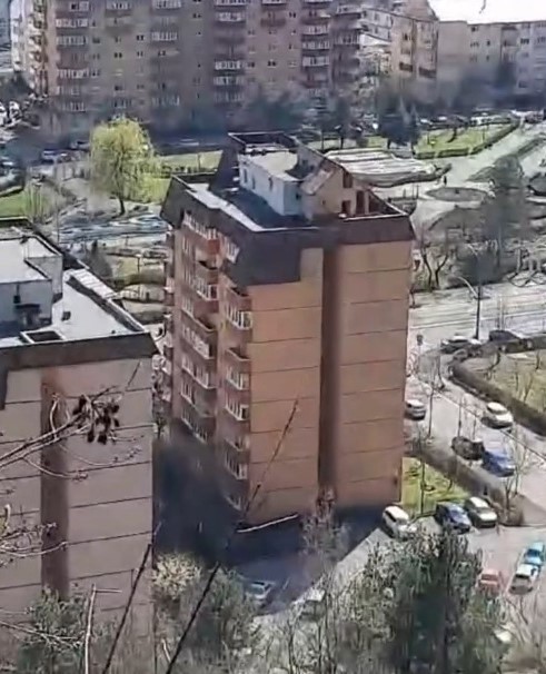 Locație inedită cu vedere panoramică: Vilă construită pe un bloc de 8 etaje din Răcădău