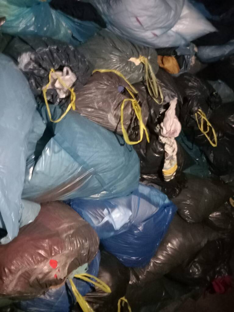 O societate din Săcele vindea deșeuri ca haine second hand