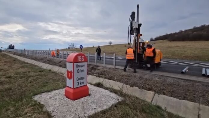 Într-o curbă periculoasă din zona municipiului Codlea se instalează parapet nou
