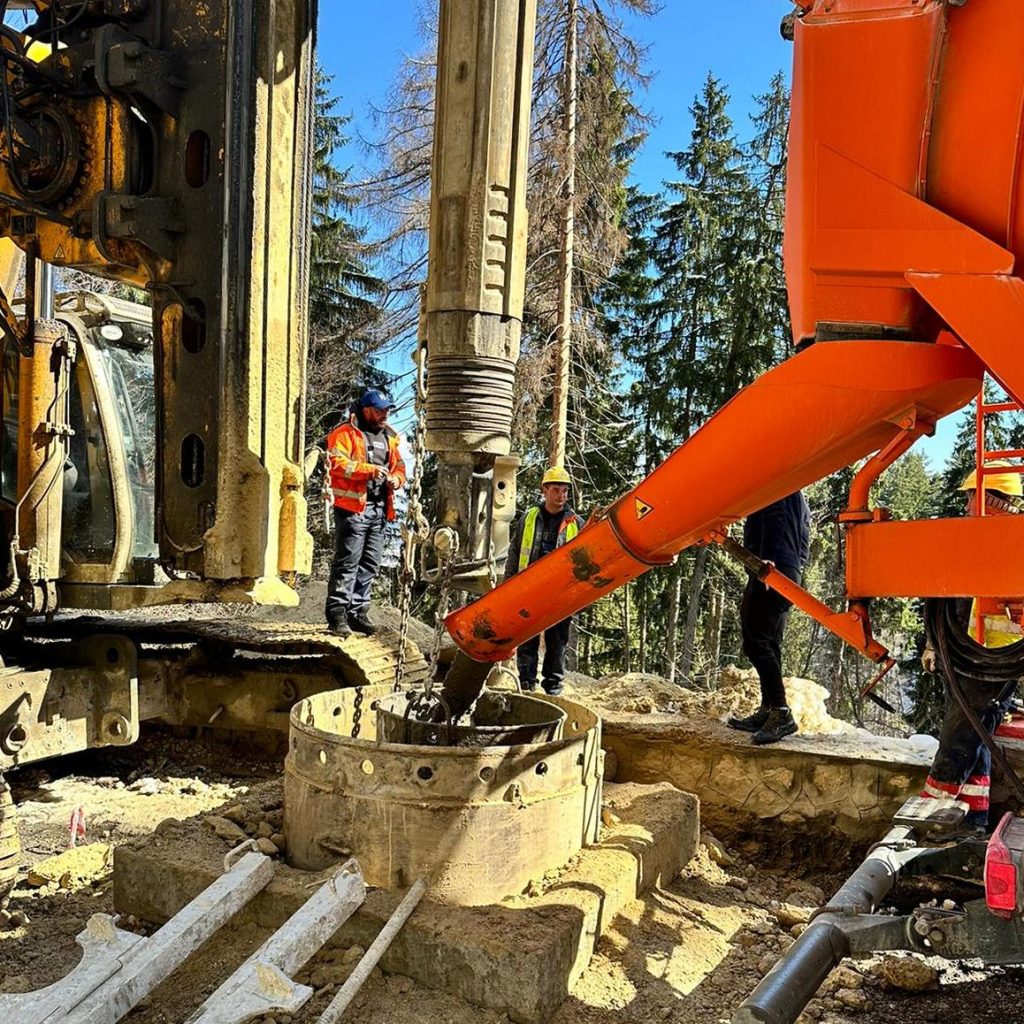 A început turnarea piloților forați pentru consolidarea drumului spre Poiana Brașov