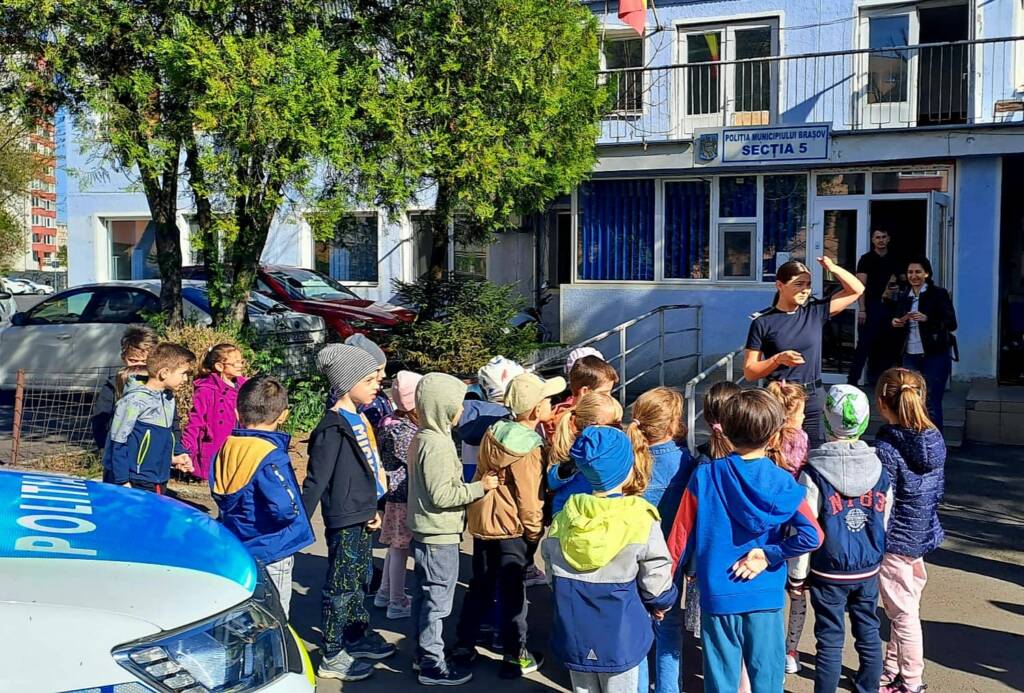 Polițiștii le-au explicat copiilor de la o grădiniță din Brașov ce înseamnă să fii polițist