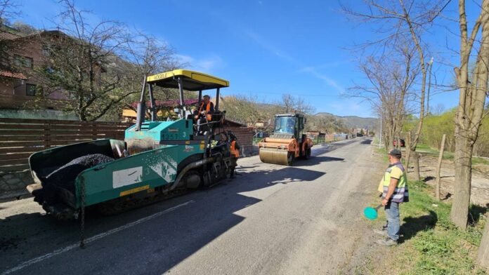 FOTO: Se modernizează DN73F, între Moieciu de Jos și Moieciu de Sus