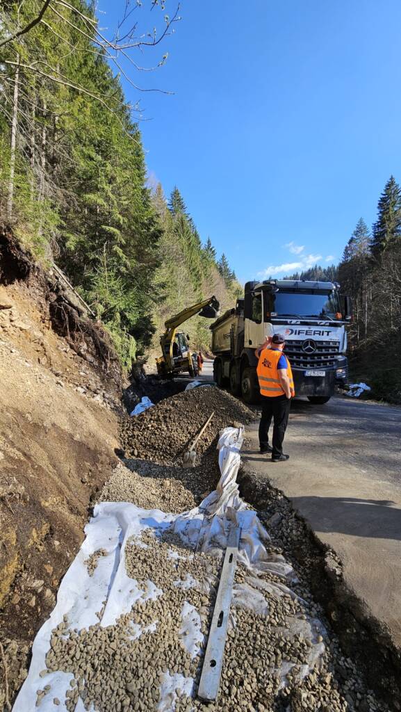FOTO: Se modernizează DN73F, între Moieciu de Jos și Moieciu de Sus